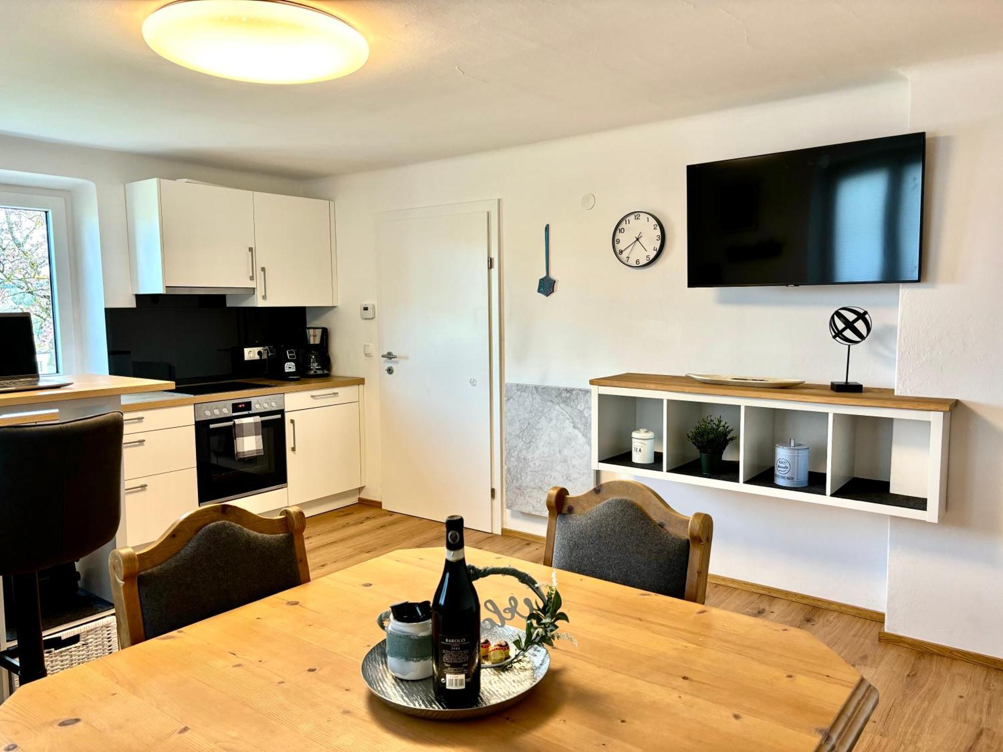 Gaesthaus "Seeblick" Seekirchen am Wallersee Rom bilde