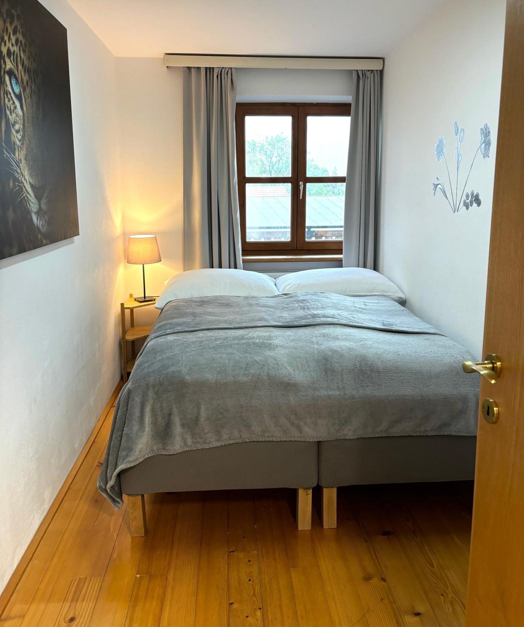 Gaesthaus "Seeblick" Seekirchen am Wallersee Rom bilde